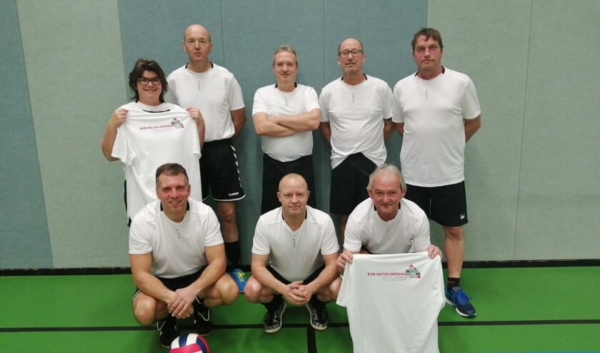 Stratenvolleybalteam De Bluffers in hun nieuwe tenue. Foto: M. Reulink