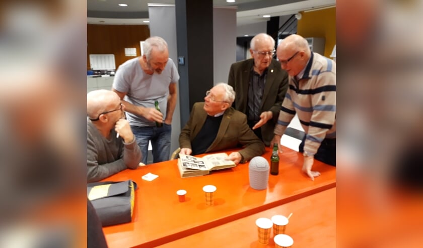 Een Indië veteraan herkent zichzelf op een foto. Foto: Thomas Schröer