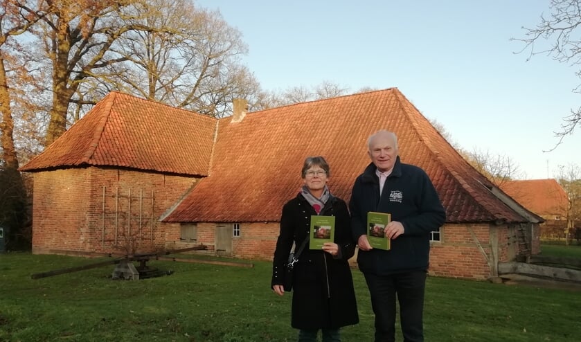 Huize De Kamp in Neede siert de omslag van het boek. Foto: PR