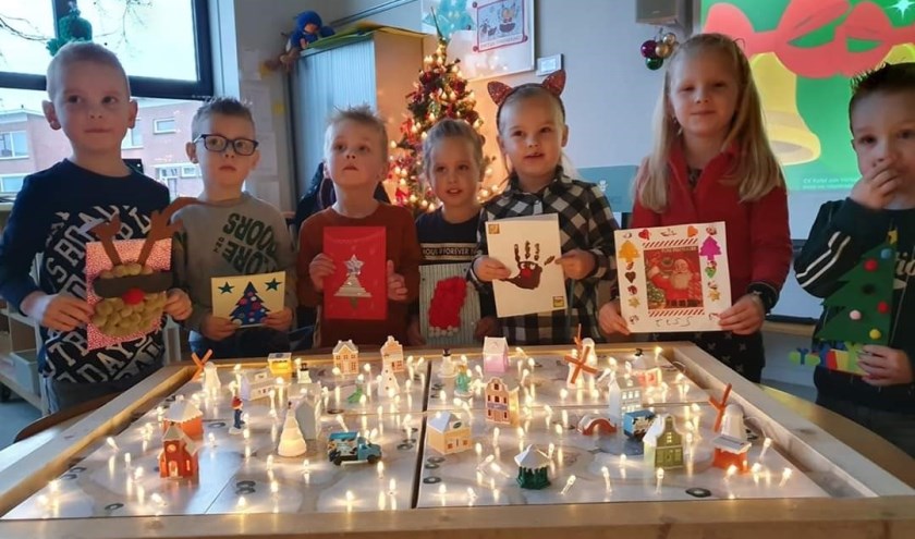 Leerlingen van de Ni'je Veste met de zelfgemaakte kaarten.