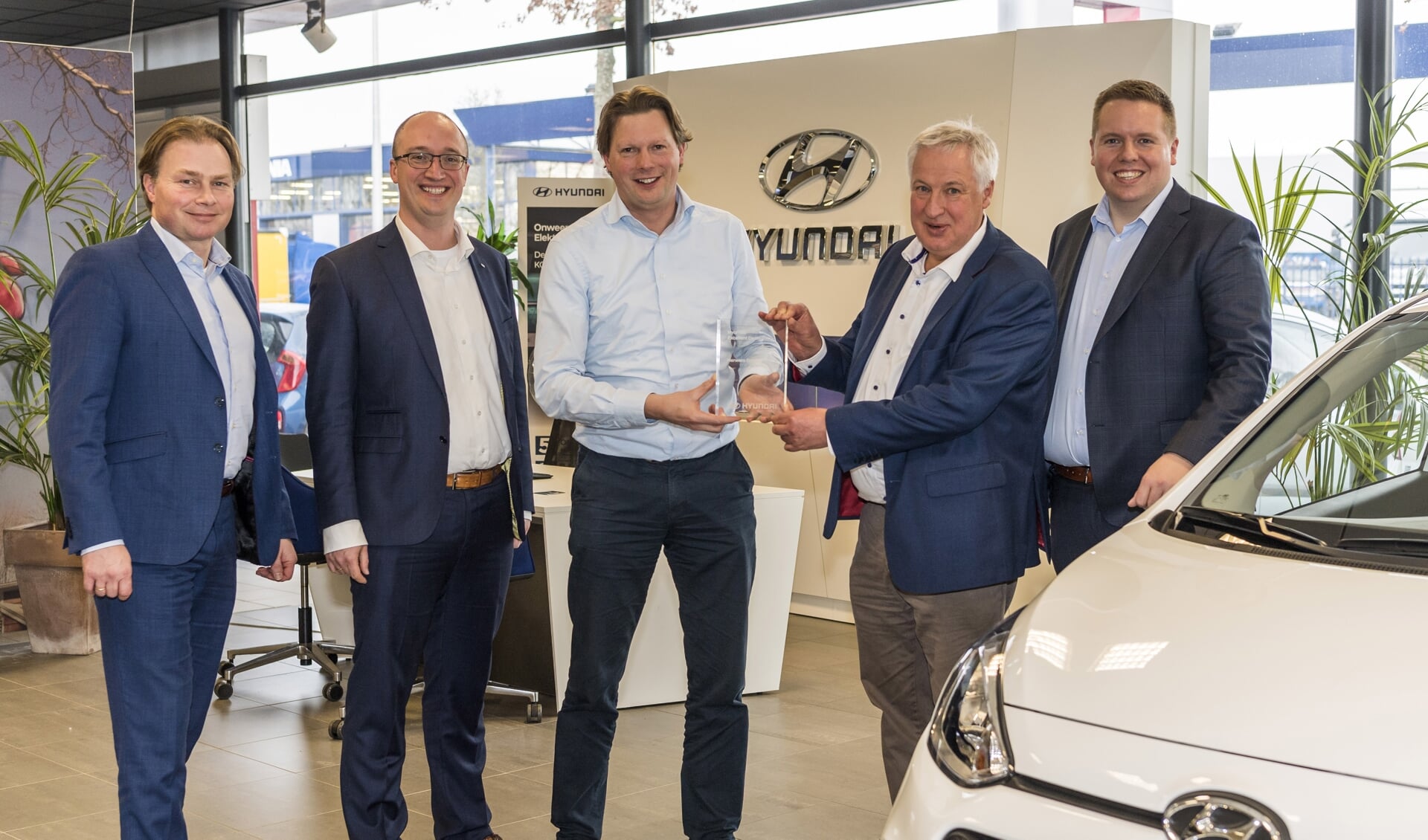 Theo Eitjes, Director After Sales van Hyundai Motor Nederland, reikte de bijbehorende onderscheiding uit aan directeur Jos Herwers. Foto: PR