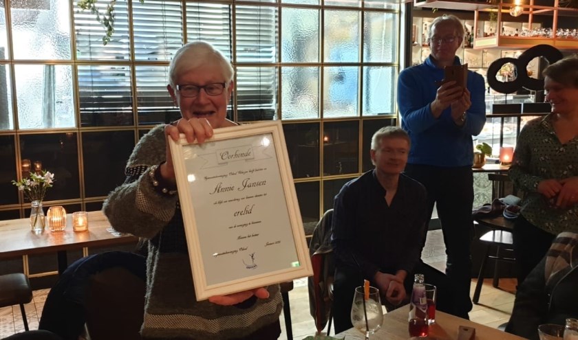 Annie Jansen met de oorkonde. Foto: PR