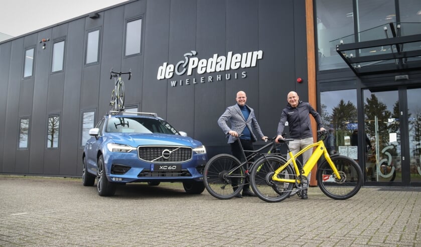 Frank Arendsen en Rob van der Wal voor het pand van De Pedaleur. Foto: PR