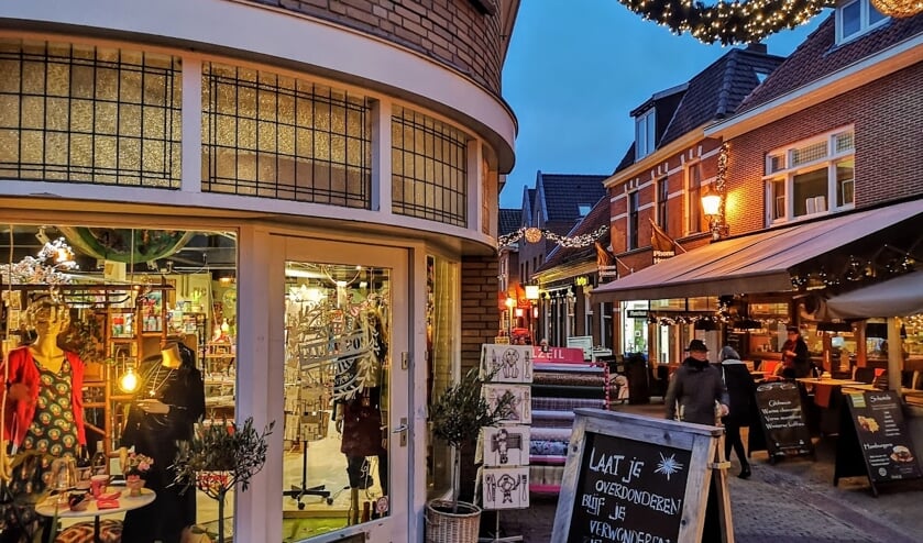Tante Pos heeft de eigen winkel (links) even verruild voor het voormalige pand van Intertoys dat op de achtergrond is te zien. Foto: Henri Bruntink