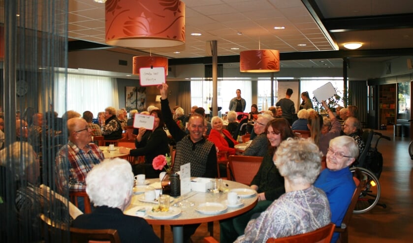 Bewoners Antoniushove doen mee aan de quiz tijdens de high tea. Foto: Jos Betting