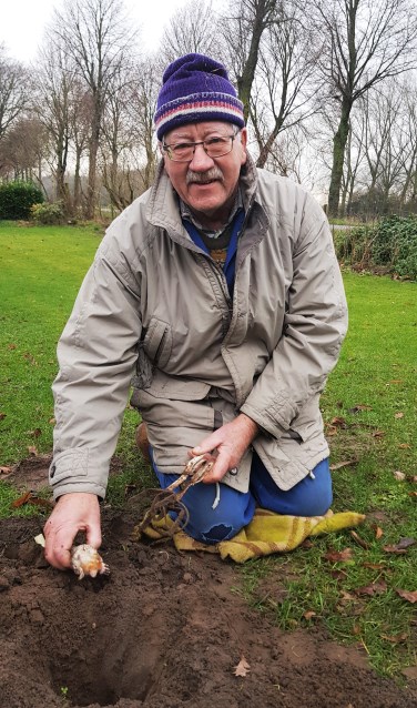 Wim Gerritsen toont de gevangen witte mol bij de uitgegraven molshoop. Foto: Alice Rouwhorst