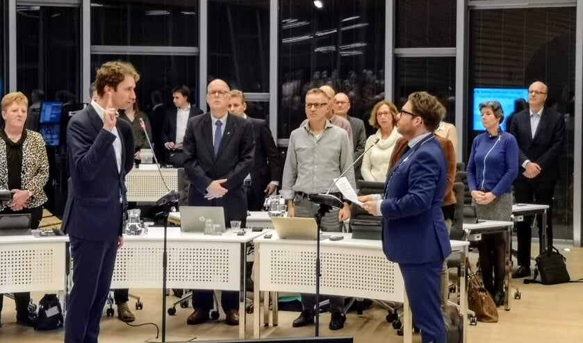 Pieter Bas ter Maat (links) legt de eed af bij zijn benoeming tot raadslid. Foto: Henri Bruntink