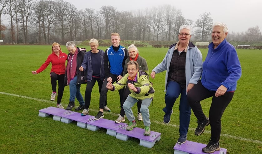 Pepijn Ligtenberg, met blauw hesje, doet even mee met een deel van de Buiten Actief Groep bij FC Winterswijk. Foto: Han van de Laar