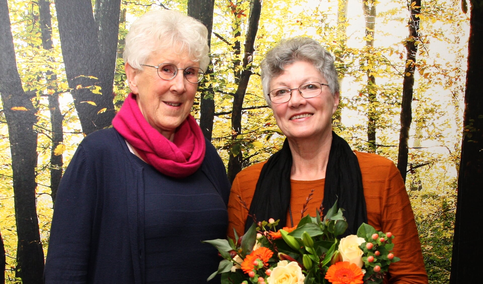 Voorzitter Ineke Nijland (links) en jubilaris Greetje Agterhuis. Foto: Dick Lammers