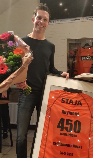 Raymond Sessink gehuldigd voor 450 gespeelde wedstrijden bij Keijenburgse Boys 1. Foto: PR