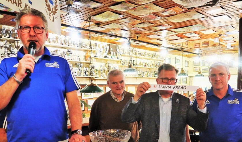 De loting voor de poule-indeling wordt verricht door Hans Scheinck van Grol en Peter Grooten van Grolse Boys. Foto: Theo Huijskes