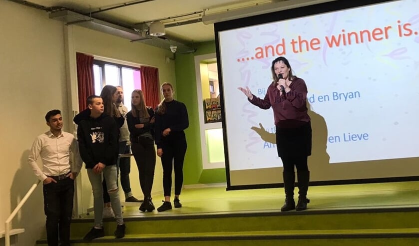 Docente Marieke Willink maakt namen van de best-verkopende leerlingen bekend vlnr Mohammed Mashmshia, Bryan van Bruggen, Amèl Boonk, Jasmijn Grootholt en Lieve Hobelman. Foto: PR