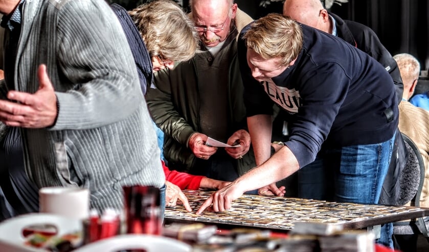 Wie het boek vol Hengelose historie nog niet compleet had, ging zondagmiddag op zoek naar de laatste ontbrekende plaatjes. Foto: Luuk Stam