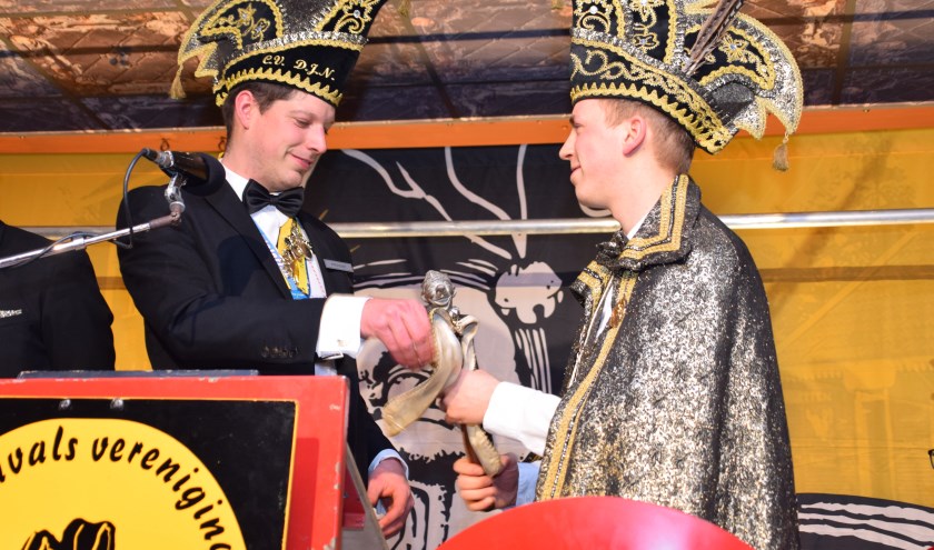 Prins Bram 1 ontvangt de scepter op het Prinsenbal in 2019. Foto: PR De Jonge Nölepeters