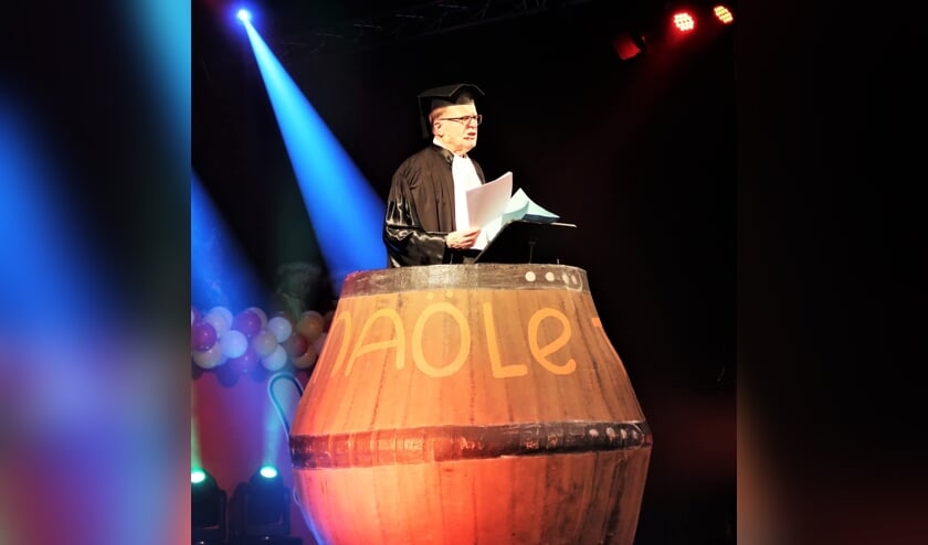 Hans Scheinck als buutreedner in de befaamde nölletonne van CV De Knunnekes. Foto: Theo Huijskes