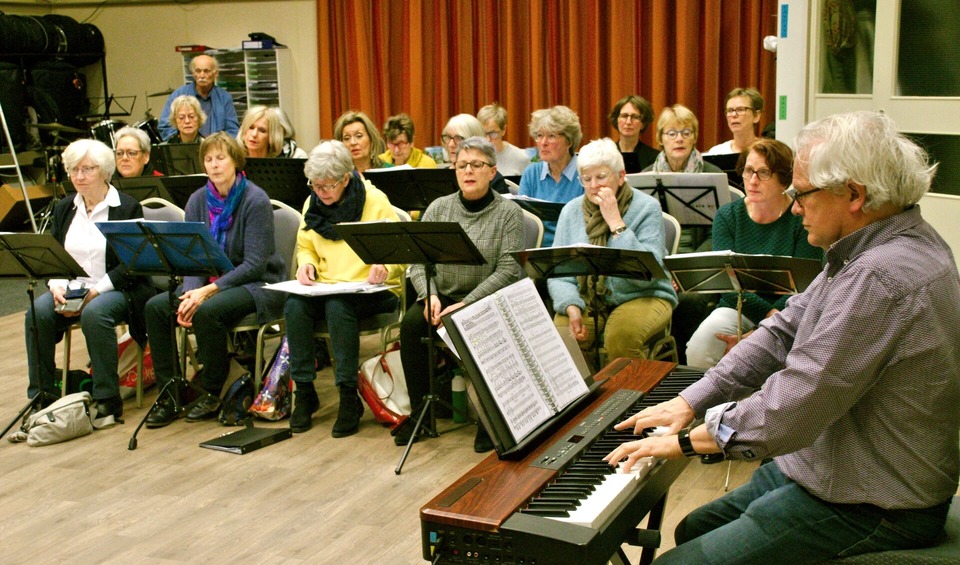 Het koor repeteert onder leiding van Emile Engel. Foto: Ans ter Horst