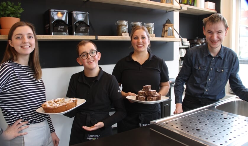 Vlnr: Charlotte Rixten, Pim, Lies ter Braak en Tom in het café van Villa Mondriaan. Foto: Lineke Voltman