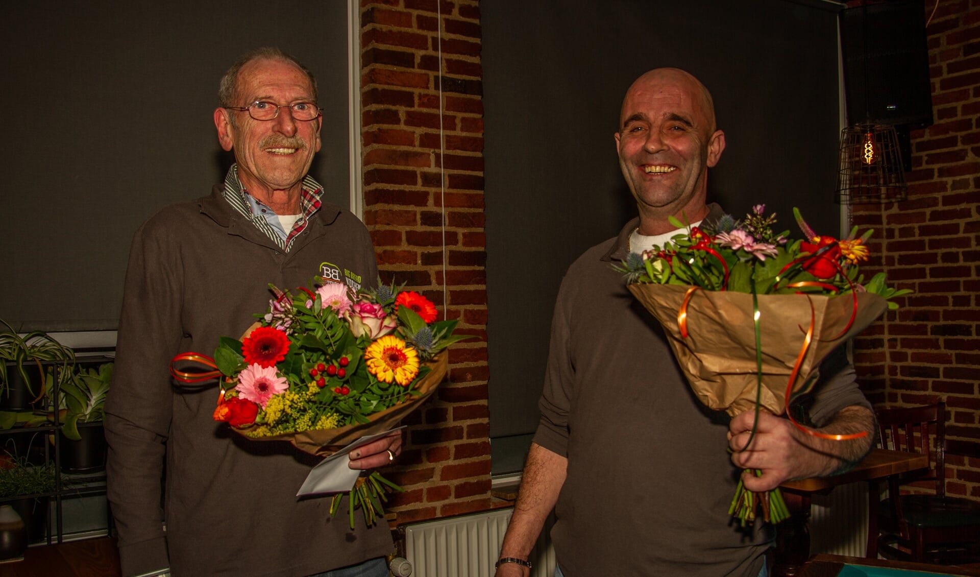 Finalisten onderling toernooi Biljart Vereniging De Seven Steenen, met Jos van Leussen (l.) en winnaar Angelo Stapelbroek. Foto: Liesbeth Spaansen