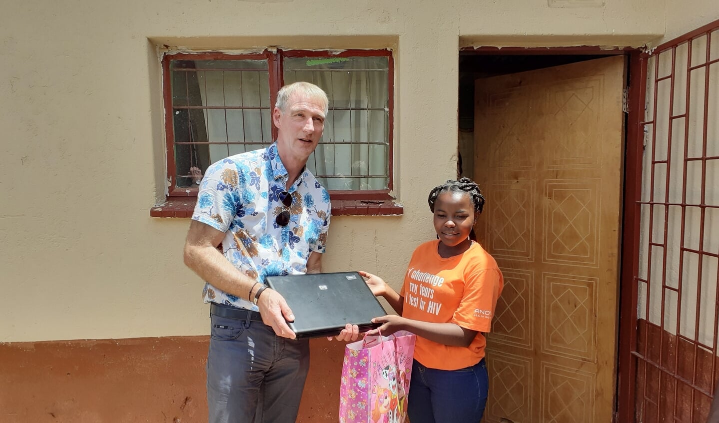 René Hartman overhandigt een van de zes laptops aan Cindi Mdluli ten behoeve van centrum Hope. Foto: PR Stichting Opstap