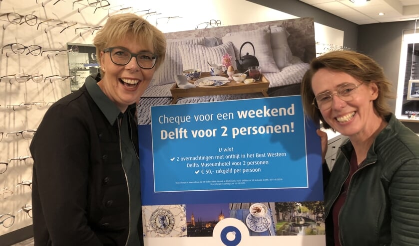 Arienne Sevink krijgt de cheque overhandigd door Marjan Groot Kormelink. Eigen foto