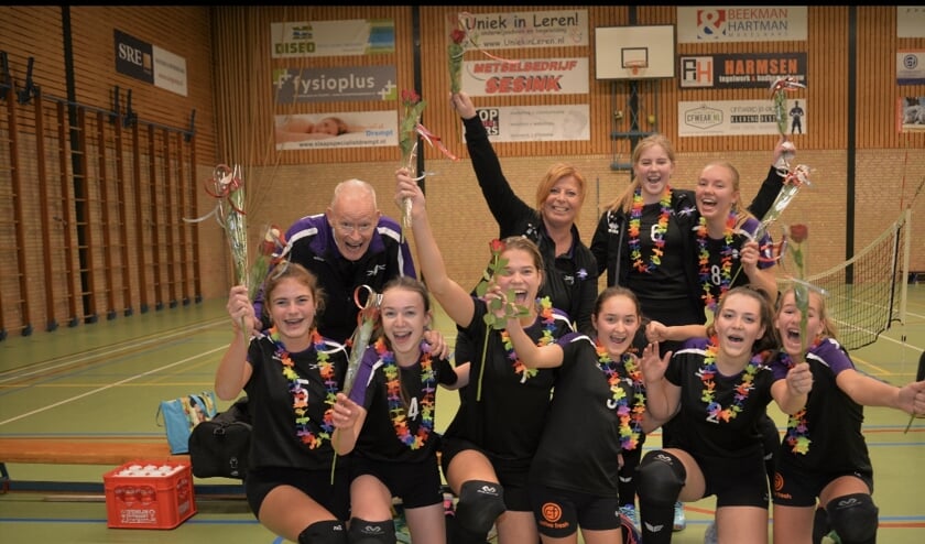 Het Focus kampioensteam (v.l.n.r.) Wilhelm de Ruiter (trainer), Melanie Bremer (coach), Jet Kempers, Babet Meester, Bo Harmsen, Merle Wunderink, Esmee ter Horst, Sanne Hetterscheidt, Maud Lusink en Bente Beek. Foto: Gerrit Kempers