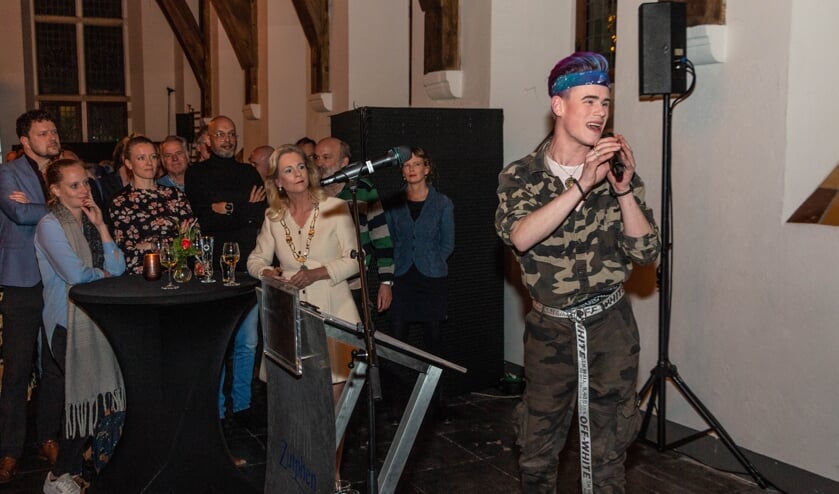 Burgemeester Annemieke Vermeulen (m.) nodigde na haar toespraak ‘zingende Ziggy’ uit op het podium. Foto: Henk Derksen
