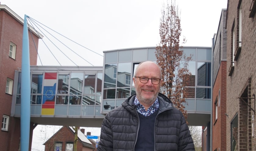 Wijnand Rigter, bij De Taverne en de zorgcentra die mede dankzij zijn inspanningen zijn gerealiseerd. Foto: Frank Vinkenvleugel