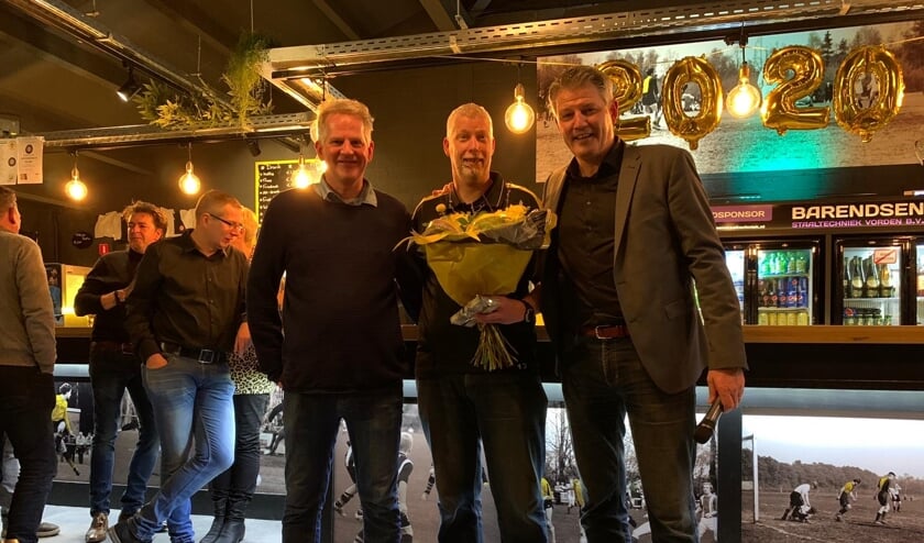 De jubilarissen Rudy Lammers (links) en Jeroen Tijssen (midden) worden in het zonnetje gezet door voorzitter Marc van der Linden. Foto: PR