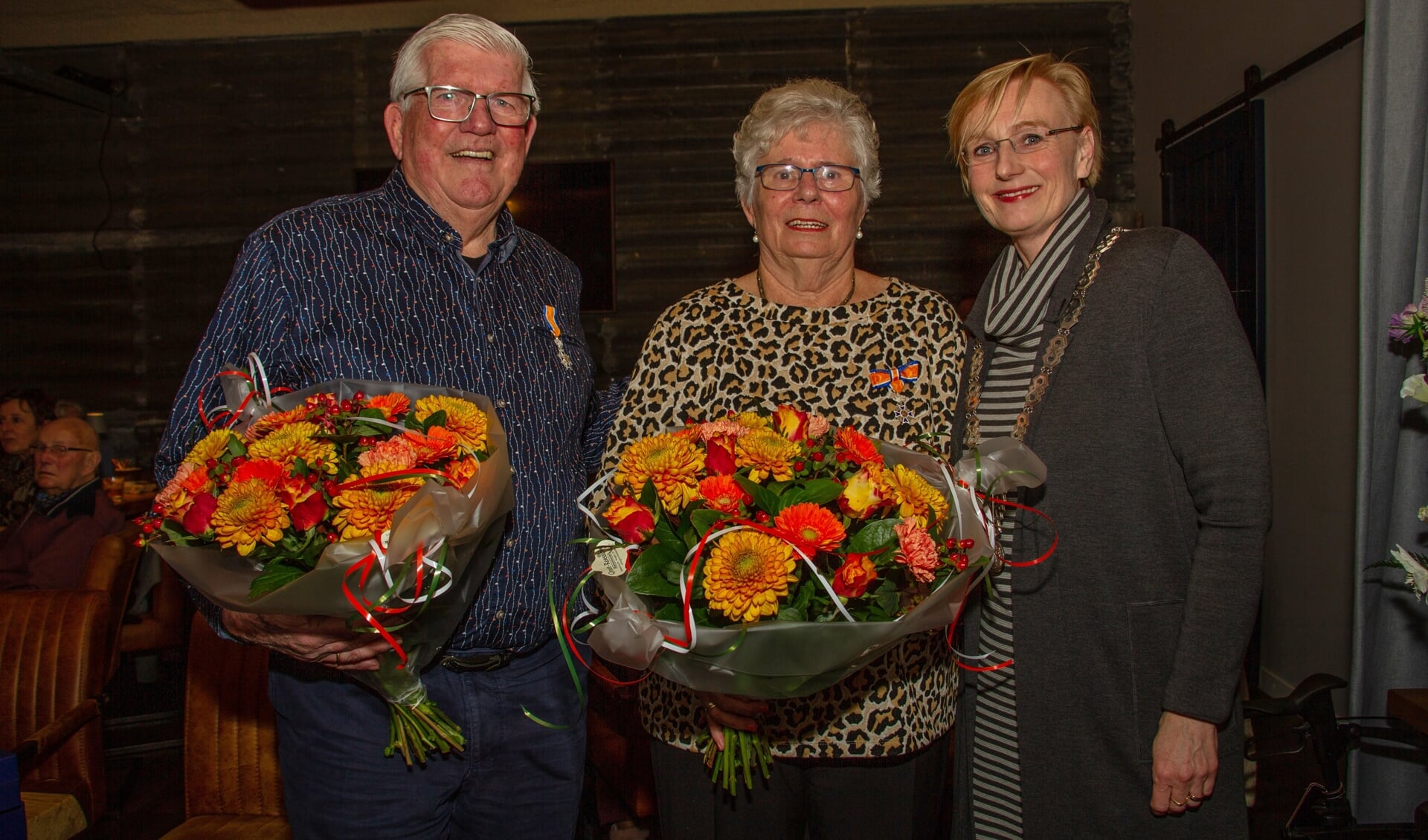 Reint en Fien Berendsen koninklijk onderscheiden door burgemeester Marianne Besselink. Foto: Liesbeth Spaansen
