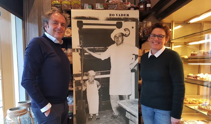 Jos en Francis Knippenborg met in hun midden het doek met hierop kleine Jos met zijn vader. Foto: Henri Walterbos
