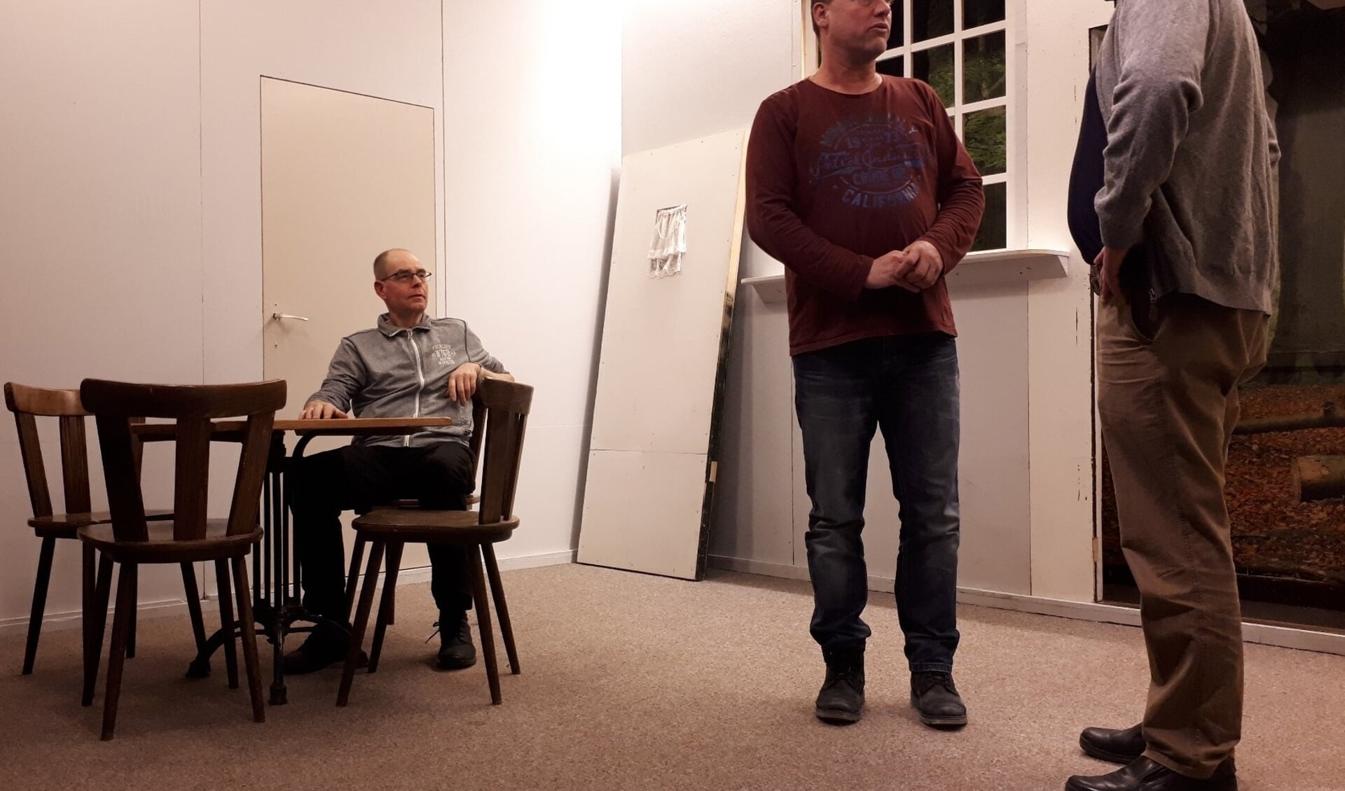 Gerard van Til, Roland Wolbrink en Jan Borgman (v.l.n.r.) tijdens een van de repetitieavonden in het Ludgerusgebouw. Foto: PR.