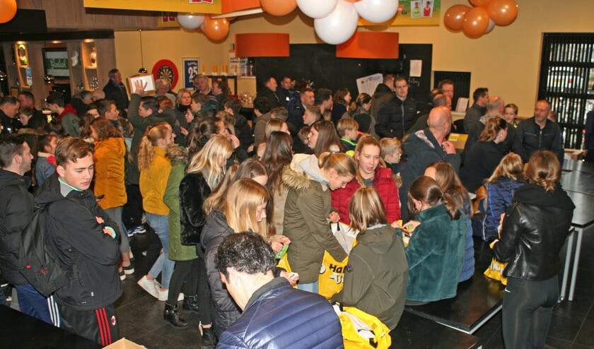 In een bomvolle kantine van Longa '30 werd er al direct volop geruild. Foto: Jos Betting