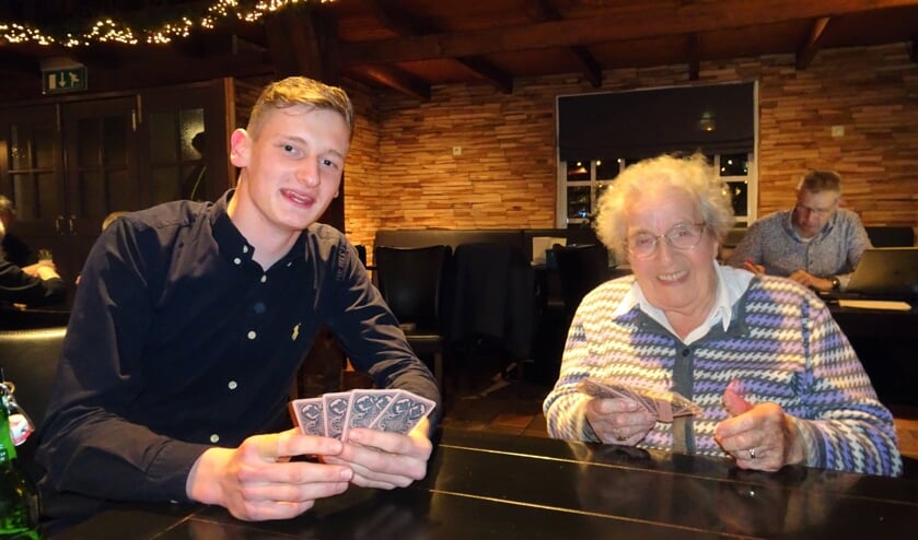 Simon Klein Gebbinck (19) en Anna Wopereis (98) laten zien dat kruisjassen een spel voor alle leeftijden is.