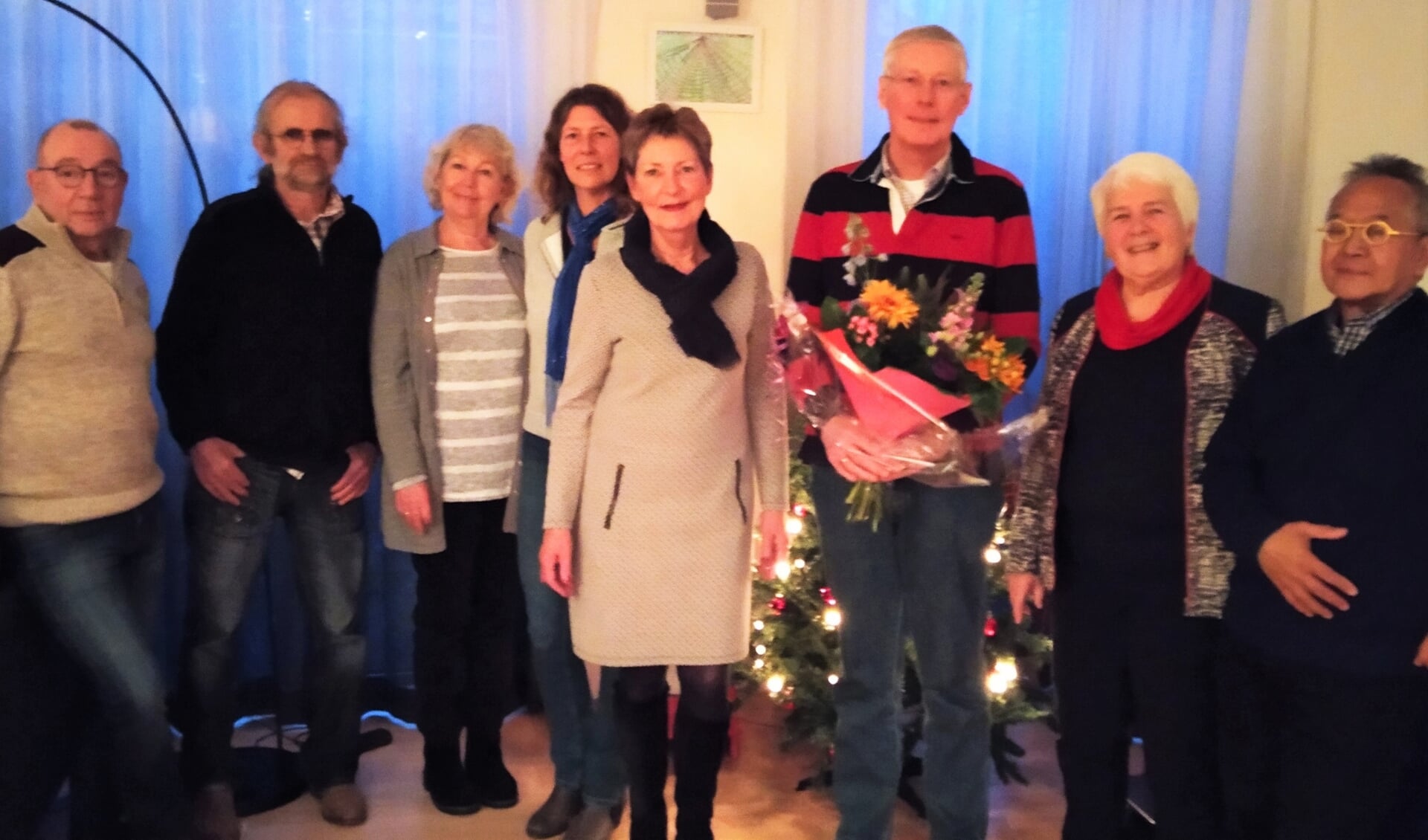 Het team van het uitgiftepunt Ruurlo van de Voedselbank Oost-Achterhoek. In het midden (met bloemen) René en links naast hem (lichte jurk) zijn opvolger Ineke Schiebergen. Foto: PR.