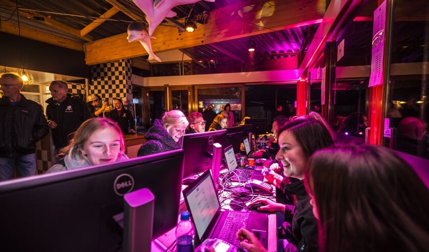 Drukte tijdens de kaartverkoop tijdens de 'Nachtoele-actie'