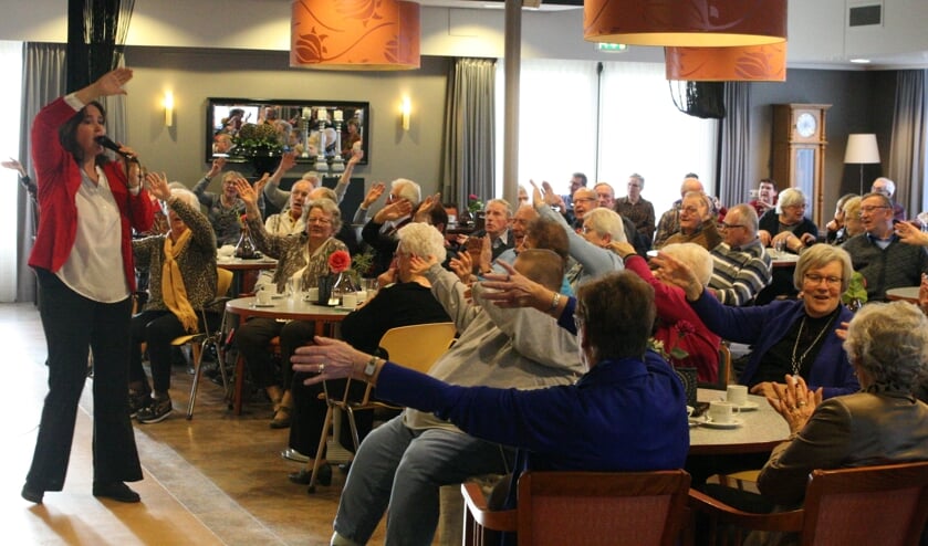 Meezingen met de handen in de lucht bij 'Het was aan de Costa del Sol'.