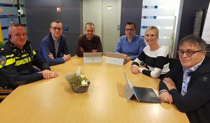 Van links naar rechts: Berend Jager, Willem Jan Feijer, Kars Engwirda, Roy Esselink, Jaschenka Plekenpol en Harrie Garritsen. Burgemeester Joris Bengevoord ontbreekt op de foto. Foto: Han van de Laar