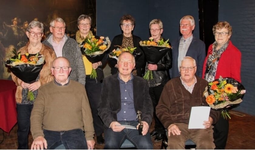 De jubilarissen van ACM. Staand vlnr.: Gerrit Oosterink en Henk Klumpenhouwer. Zittend vlnr.: Gerrit Hartemink, Anton Essink en Wim Wikkerink. Foto: Gerrit Bussink