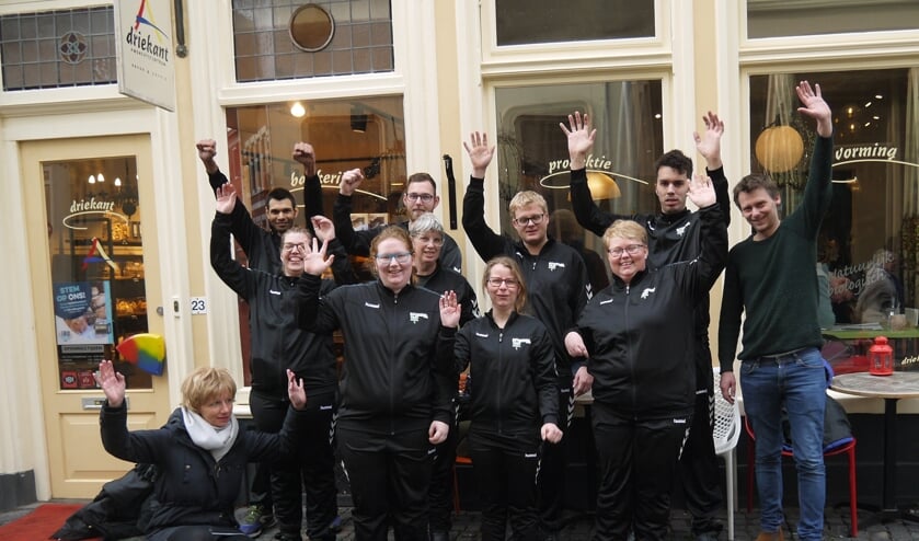 De G-toppers met Marijn Smit voor de ambachtelijke bakkerij van Driekant in de Lange Hofstraat. Foto: PR