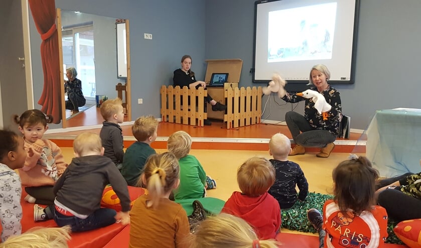 Anja Lammers leest voor, terwijl de kinderen volop genieten. Foto: Han van de Laar