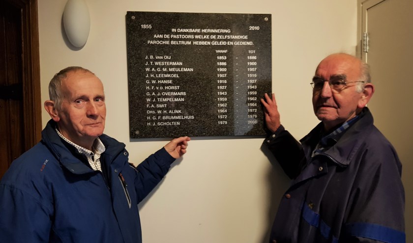 Joop Ribbers (links) en Jan Kok bij de zojuist bevestigde plaquette. Foto: Henri Walterbos