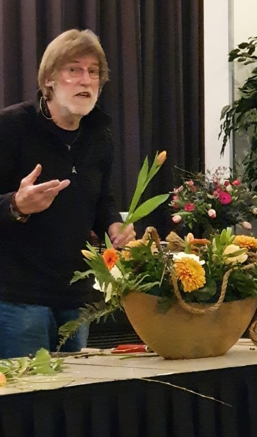 Jan Aartsen maakt een bloemstuk bij vrouwenvereniging de Passiebloem. Foto: Willy Brandhorst