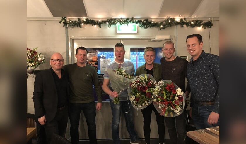 Voorzitter Robert Rinders, Joris Beerten, Mike Hemmink, Dennis Bulsink, Jan Bisperink en bestuurslid Jeffrey Wansink. Niet op de foto de jubilarissen Rob Dieperink, Lubbert Baarssen en Berno Broshuis. Foto: Jaime Lebbink