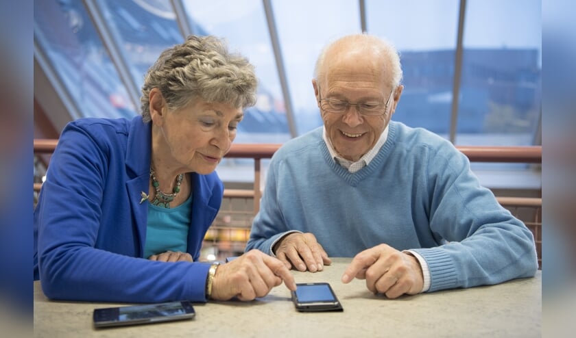 Vrijwilligers helpen bij vragen over het gebruik van smartphone, tablet, e-reader, of computer. Foto: PR