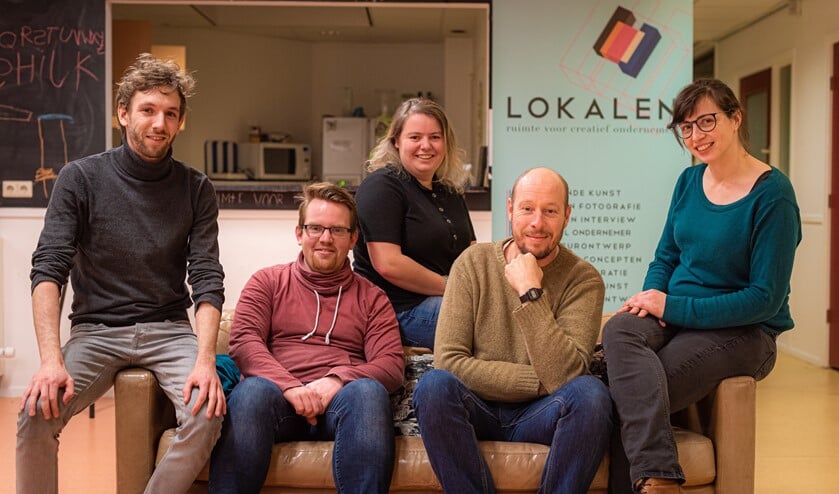 Vlnr: Rick Mellink, Rick Groters, Rosanne van Schriek, Dyon Temming en Evelien Nijenhuis vormen de organisatie van de derde editie van het Visstickfeestje.