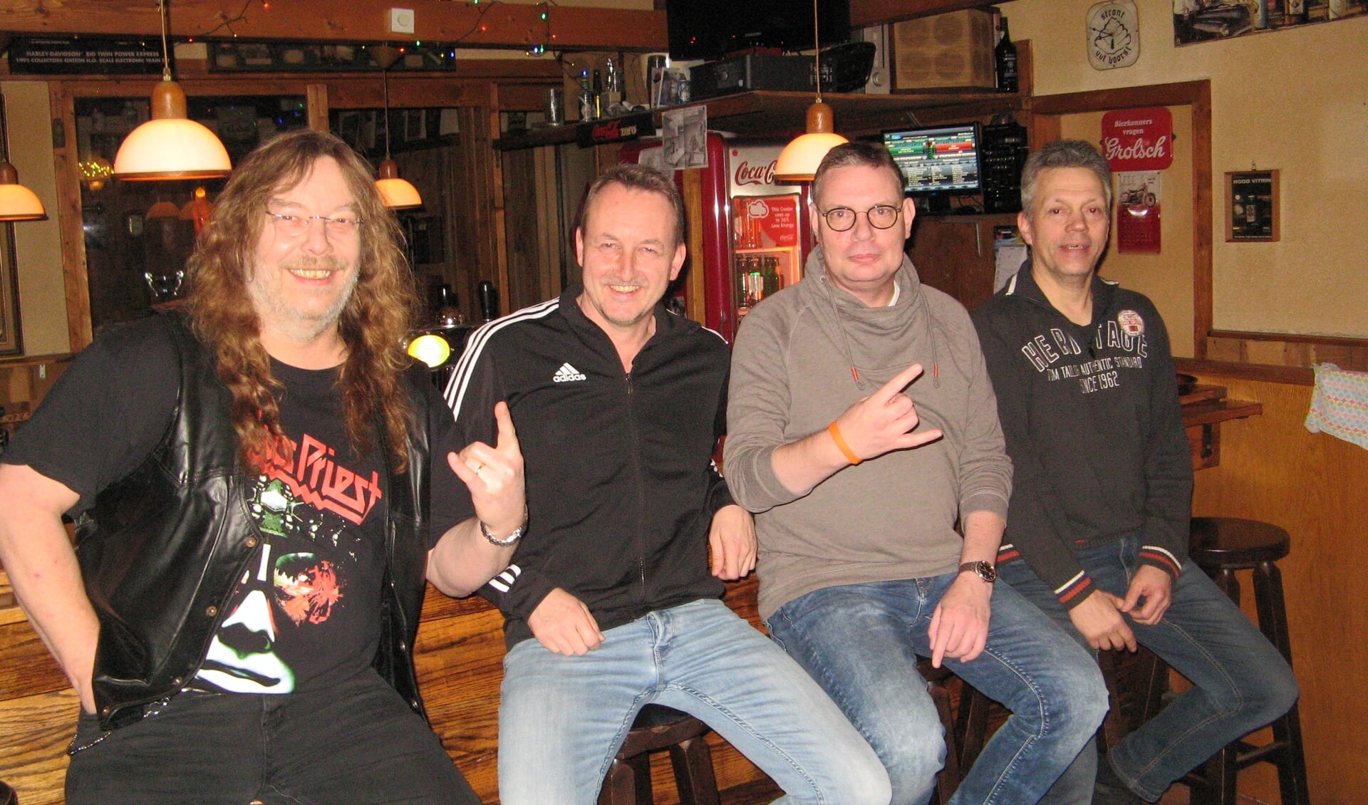 Peter Jansen, Marcel Onnink en Aad Bannink, de organisatoren van de hardrock- en metalquiz, en eigenaar Dolf Setz van Huiskamer Setz (vlnr). Foto: Bart Kraan