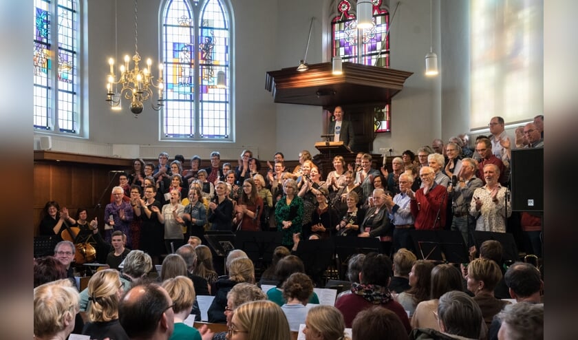 Een tot aan de nok toe gevulde Johanneskerk tijdens de Top 2000-dienst.