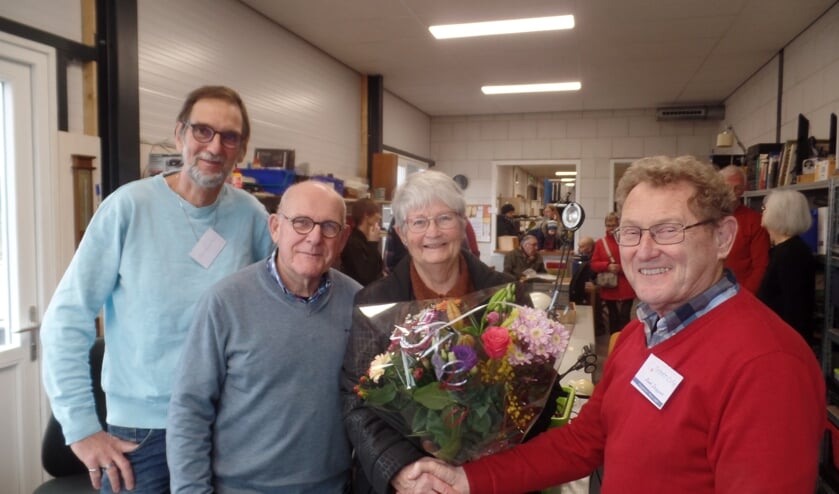 De afscheid nemende coördinator Henk Droppers (r.) van Repair Café Vorden overhandigde onder toeziend oog van de nieuwe coördinator Peter Westerbeek (m.) en bestuurslid Bert Brandenbarg van Stichting Welzijn Borden een bos bloemen aan Aartje Reezigt. Foto: Jan Hendriksen