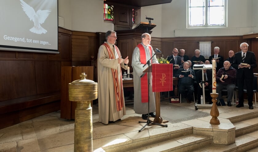 Hans Hinkamp tijdens een oecumenische dienst in de Johanneskerk. Links naast Hinkamp pastoor Scheltinga.
