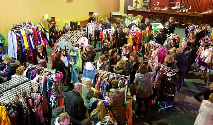 Het is altijd een drukte van belang tijdens de carnavalskledingbeurs.